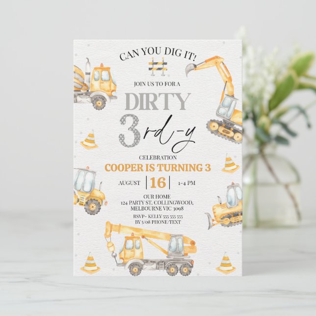 Invitation Boy Yellow Grey Construction Dirty 3rd-y Birthday  (Debout devant)