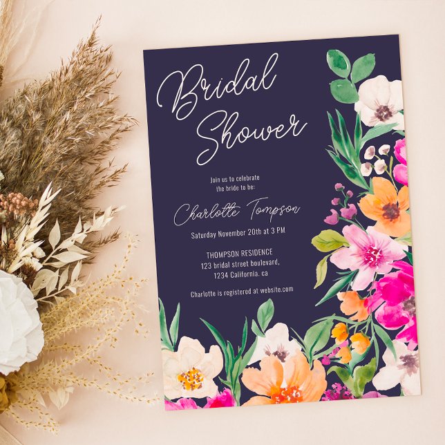 Invitation Bright bold fleurs sauvages script douche de marié (Bright bold wild flowers script bridal shower invitation on navy blue)