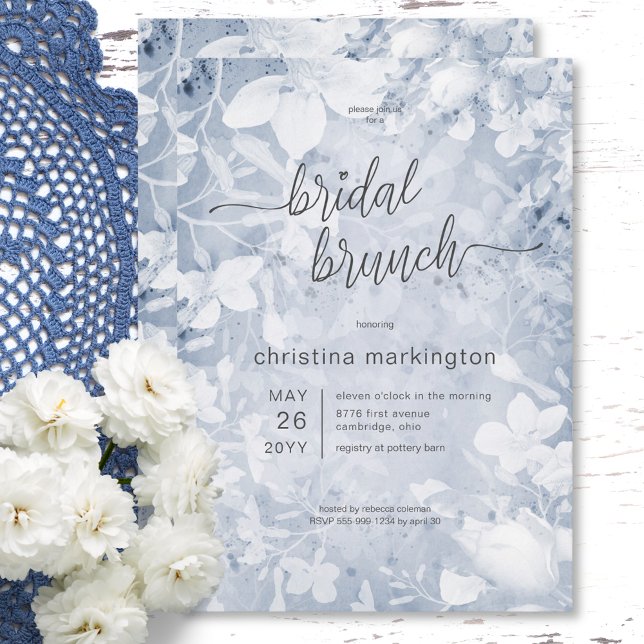 Invitation Brunch nuptial floral moderne bleu et blanc (Modern Floral Blue & White Bridal Brunch Invitation)