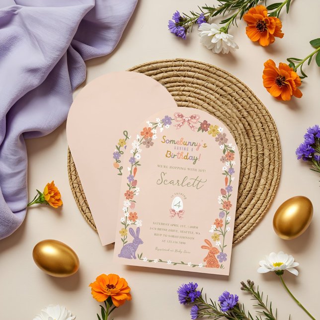 Invitation Bunny de Pâques floral Somebunny a un anniversaire (Floral Easter Bunny Somebunny’s Having a Birthday Invitation)