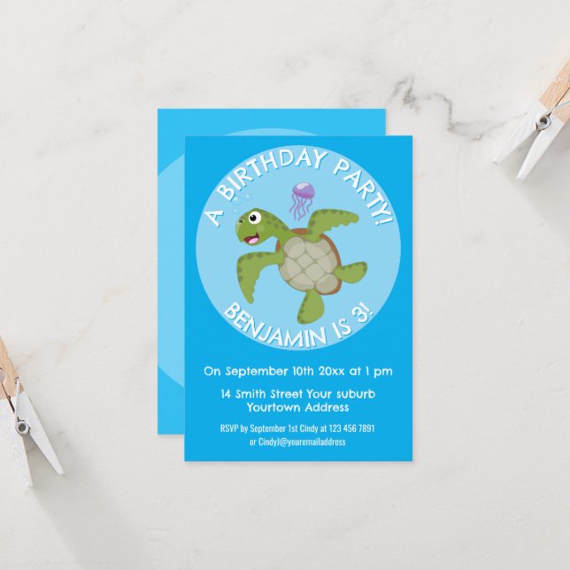 Invitation Caricature joyeuse de tortue de mer verte mignonne (Devant/Arrière en situation)