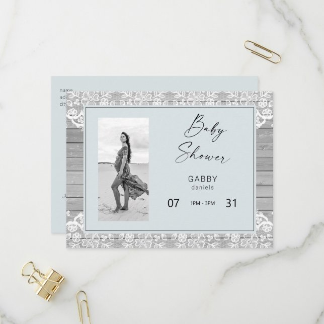 Invitation Carte Postale Baby shower en bois rustique et dentelle bleue (Devant/Arrière en situation)
