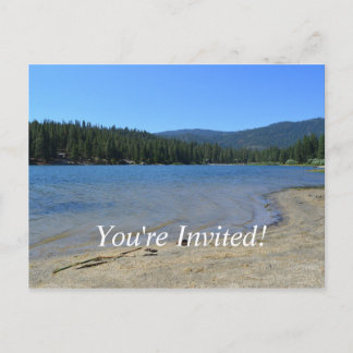Invitation Carte Postale beau lac, ciel bleu, fête de graduation des arbres