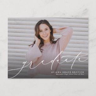 Invitation Carte Postale Diplômé élégant script graduation horizontale