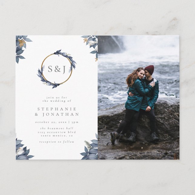 Invitation Carte Postale Dusty Blue Feuilles & Gold Monogram Mariage Photo (Devant)