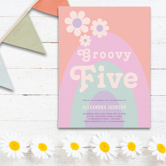 Invitation Carte Postale Fête d'anniversaire de l'Arc de marguerite super c (Groovy five retro daisy arch pastel 5th birthday party invitation postcard)