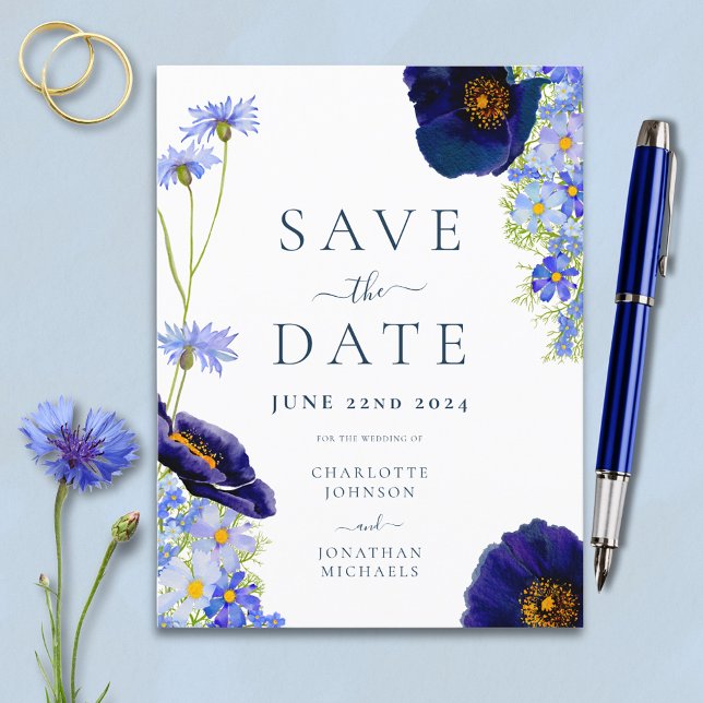 Invitation Carte Postale Mariage d'aquarelle Fleur sauvage bleu moderne (Modern blue floral save the date wedding budget invitation postcard with watercolor wildflowers )