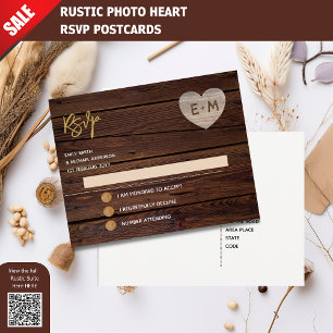 Invitation Carte Postale Monogramme de coeur en bois gravé rustique RSVP
