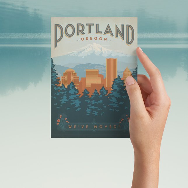 Invitation Carte Postale Portland, Oregon | Nous avons bougé (Person holding postcard)