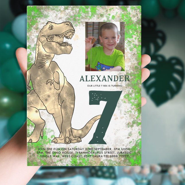 Invitation Carte Postale T-Rex Dinosaur 7e Budget de fête d'anniversaire (Dinosaur 7th birthday party budget invitation postcard with photo template and T-Rex watercolor )