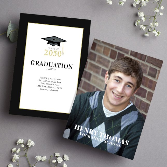 Invitation Casquette classique minimaliste simple (Graduation photo invitation with classic black and gold mortarboard. )