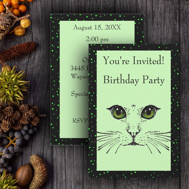 Invitation Cat Face Vert Yeux Whiskers sur Pois verts (Cat Face Green eyes whiskers black green dotted border on light green birthday party invitations.)