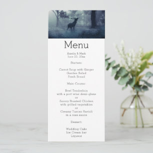 Invitation Cerf avec Antlers dans un menu de forêt ombragée