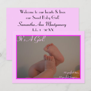 Invitation C'est une photo de bébé fille aux petits pieds ros