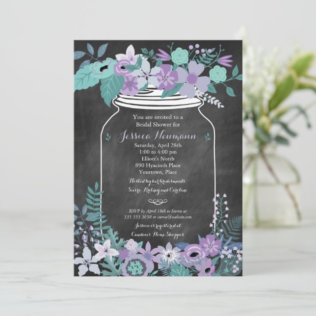 Invitation Chalkboard Mason Jar Purple Floral Fête des mariée (Debout devant)