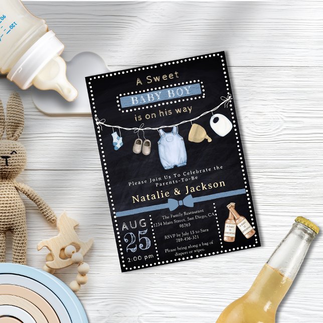 Invitation Chalkboard Vêtements de garçon Bière Baby shower I (Chalkboard Boy Clothes Beer Baby Shower)
