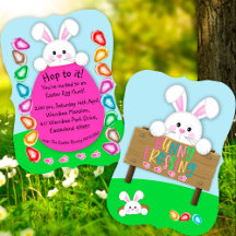 Chasse aux oeufs de Pâques de lapin blanc mignon