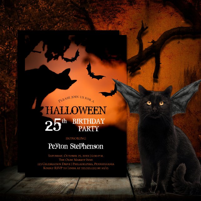 Invitation Chat éffrayant | Bats Halloween fête du 25ème anni (Spooky black cat and bats against an orange sky Halloween 25th Birthday Party Invitation)