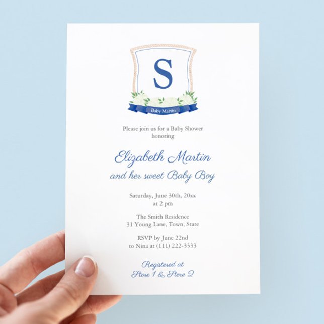 Invitation Chic Bleu Nautique Monogramme Baby shower garçon (Sophisticated nautical baby shower invite featuring a hand painted monogram crest in blue and white)