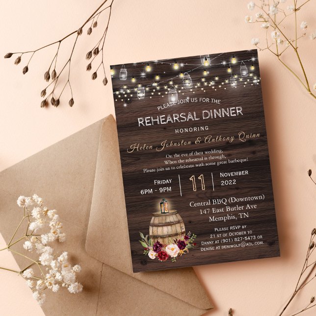 Invitation Chic Bourgogne Floral Vin Barrel Dîner de répétiti (rustic barrel rehearsal dinner invitation, string lights wood rehearsal wedding invitation)