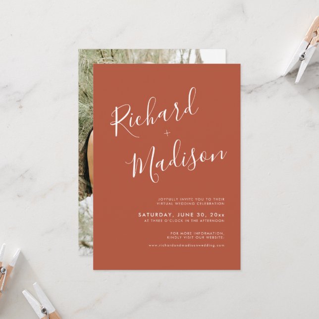 Invitation Chic Calligraphie Terracotta Photo Mariage virtuel (Devant/Arrière en situation)