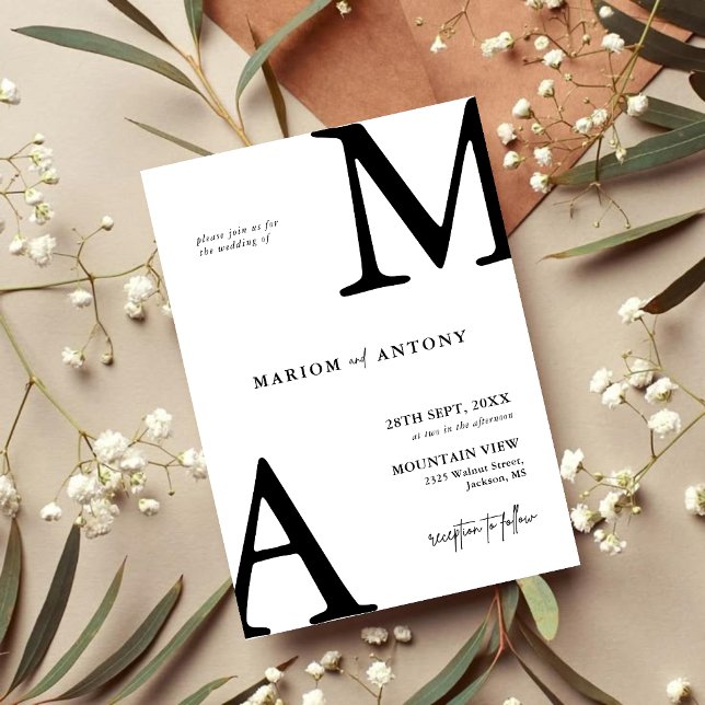 Invitation Chic Moderne Monogramme Initiale Mariage Noir Blan (Chic black and white monogram invitation brings personalized elegance to your wedding day)