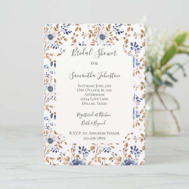 Invitation Chic Romantique Bleu Blanc Fête des mariées Floral (Debout devant)