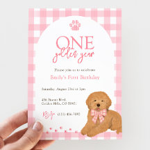 Chien Goldendoodle rose Un an d'anniversaire doré