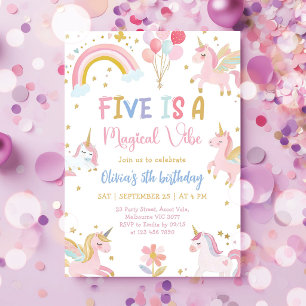 Invitation Cinq est une fête d'anniversaire de licorne avec u