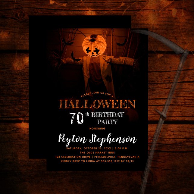 Invitation Citrouille effrayant Halloween 70e fête d'annivers (Creepy barn scene pumpkin scarecrow adult Halloween 70th Birthday Party Invitation)