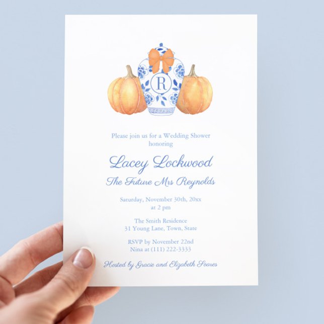 Invitation Citrouille Monogram Future Mme Fête des mariées (Preppy Bridal Shower Invite with watercolor ginger jar with monogram and orange bow and pumpkins)