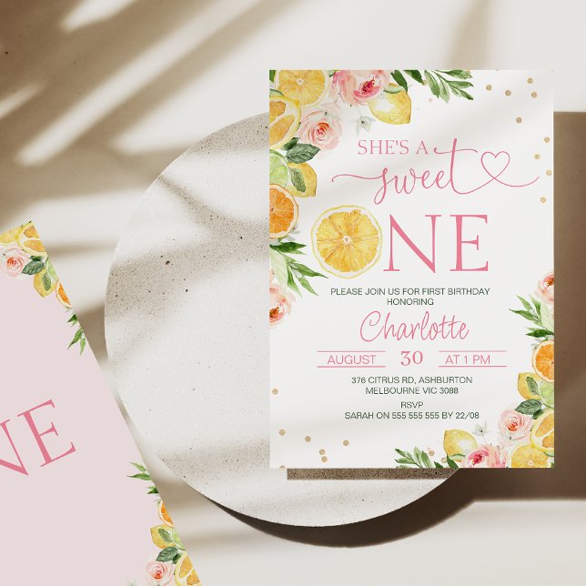 Invitation Citrus rose floral Elle est sucrée Un 1er annivers (Sweet citrus themed girl's she's a sweet one 1st birthday invitation with lemons and oranges.)