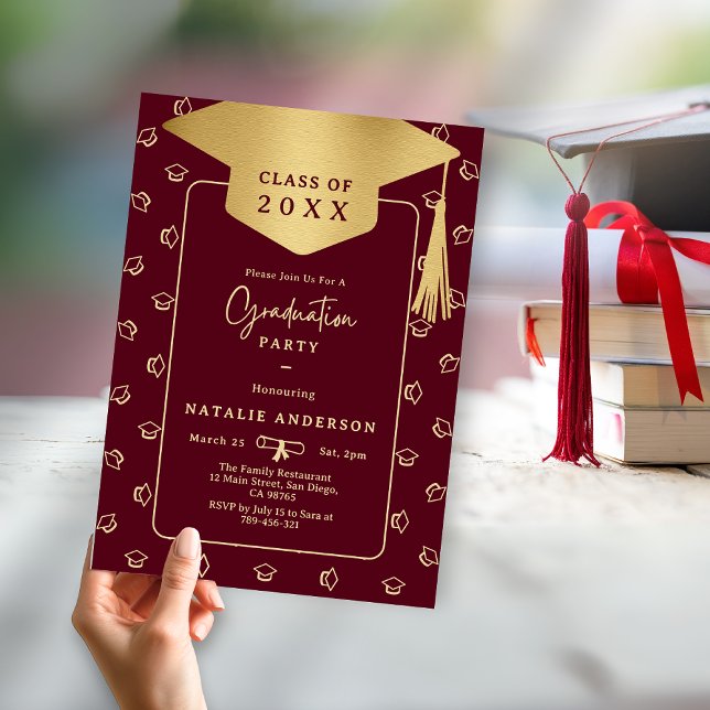 Invitation Classy Bourgogne Gold Graduate Casquette Graduate  (Classy Burgundy Gold Graduate Hat Graduation Party Invitation )