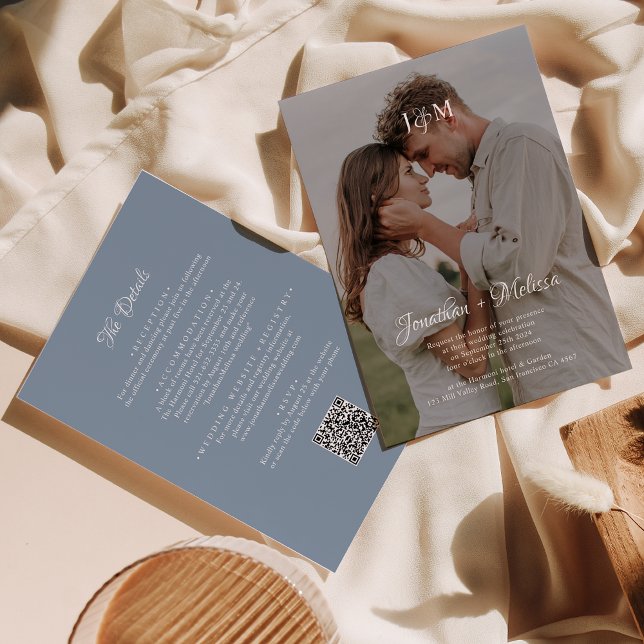 Invitation Code QR Dusty Blue Budget Monogram Overlay Mariage (Créateur téléchargé)