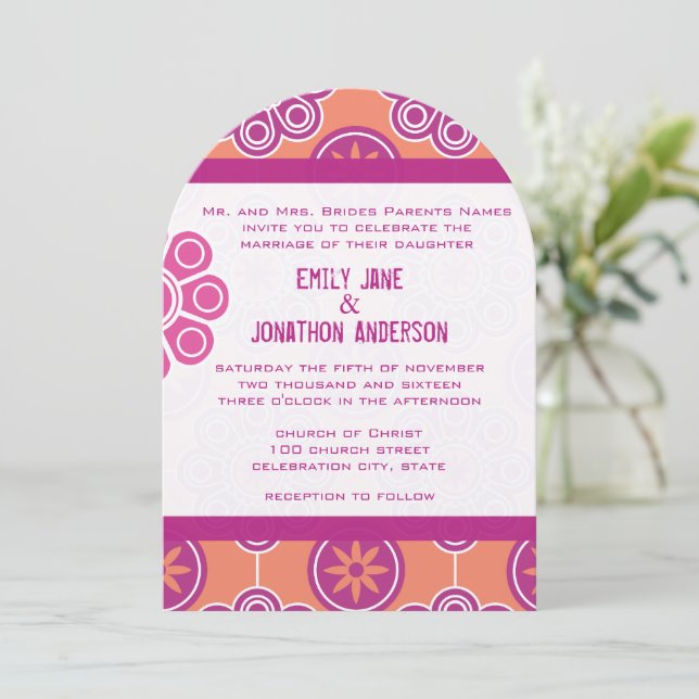 Invitation Corail moderne rose et orange motif floral (Debout devant)