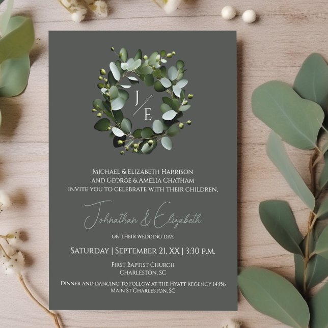 Invitation Couronne Monogramme Eucalyptus moderne | Gray (Gray Modern Monogram Eucalyptus Wreath Wedding Invitation)
