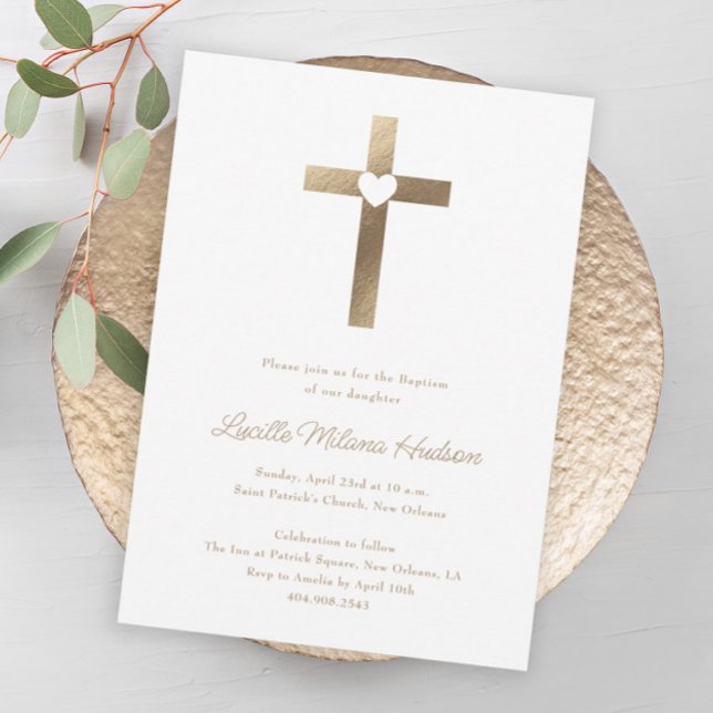 Invitation Croix d'or simple avec baptême du coeur (Simple gold cross with heart neutral baptism invitation.)