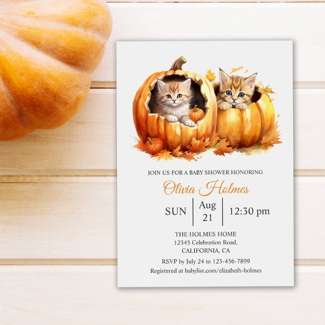 Invitation Cute Halloween Kitten en Baby shower Citrouille (Cute Kitten Baby Shower Invitation on white table next to a pumpkin)