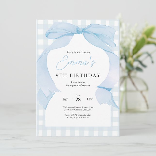 Invitation d'anniversaire à ruban gingham bleu (Debout devant)
