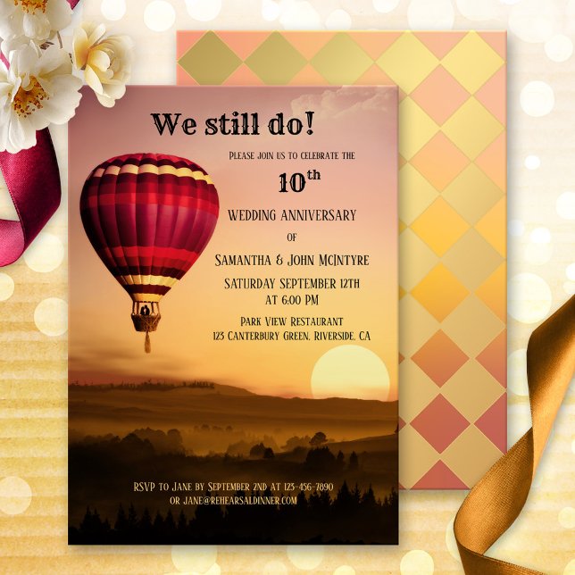 Invitation d'anniversaire de coucher de soleil en  (A romantic wedding anniversary invitation featuring a painting of a hot air balloon at sunset)