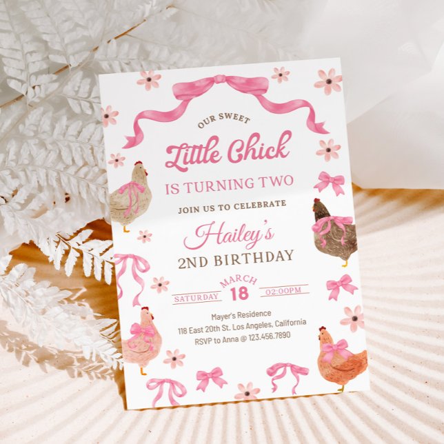 Invitation d'anniversaire Poulet & Ruban (Cute chicken with bow floral birthday invitation for a sweet farm themed girl party. 🐔🎀🌸)