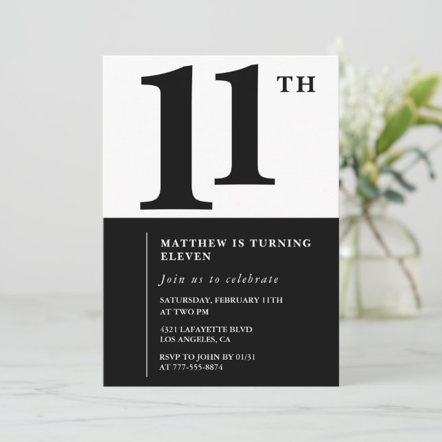 Invitation de 11e anniversaire en noir et blanc Si (Debout devant)