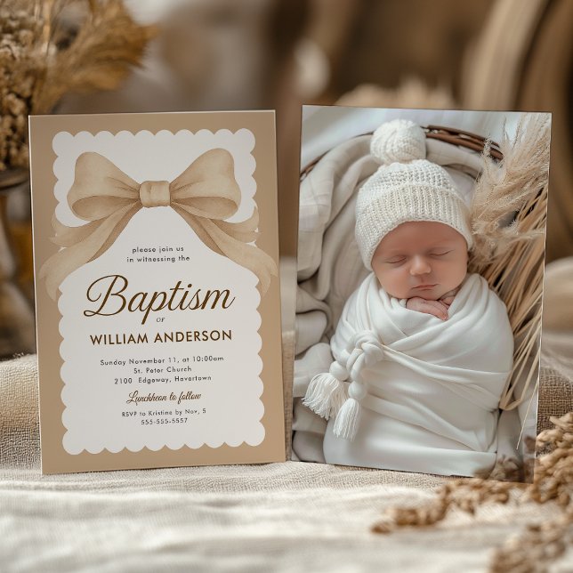Invitation de baptême élégante avec nœud beige et  (Baptism invitation with beige bow and knit cap, soft neutral tones for a serene look.)