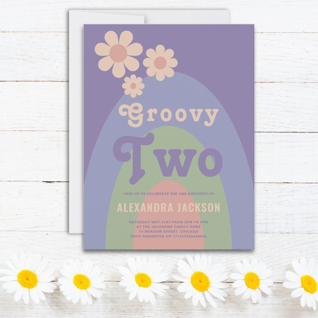 Invitation de fête d'anniversaire super deux rétro (Groovy two retro daisy arch pastel 2nd birthday party budget invitation postcard purple pink blue)