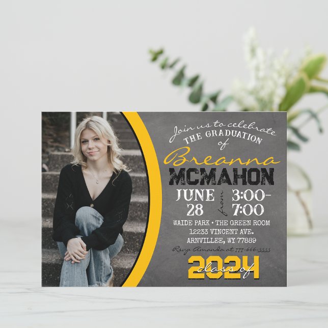 Invitation de graduation en tableau noir et jaune (Golden Yellow and Black 1 Photo Chalkboard Graduation Invitation)