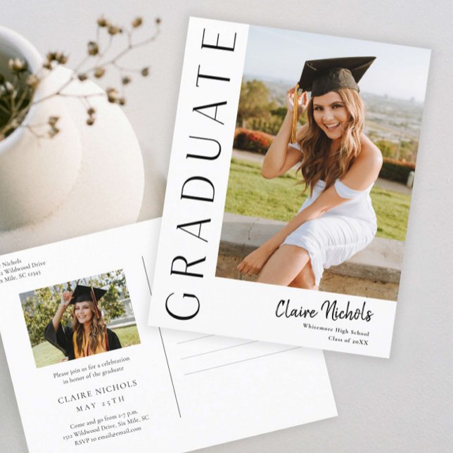 Invitation de graduation photo verticale moderne (Modern Typography Photo Graduation Invitation Postcard.)