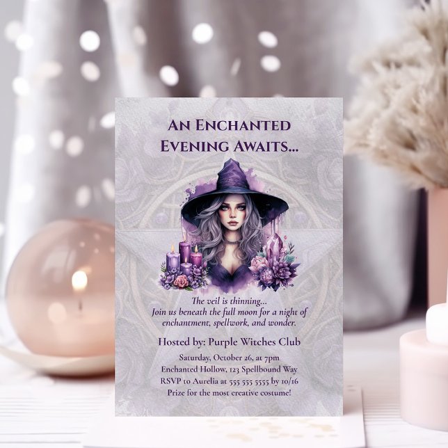 Invitation de la partie d'Halloween Enchanted Purp (Enchanted Purple Witch Halloween Party Invitation in a feminim witchy room)