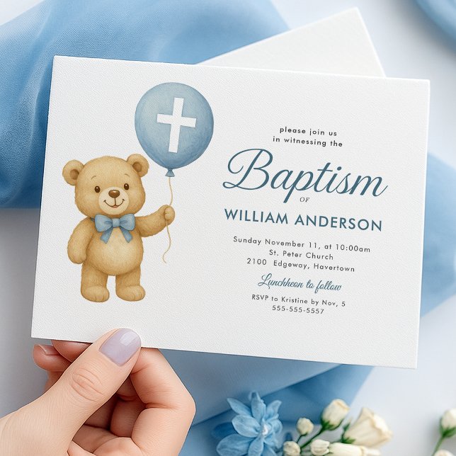 Invitation de l'ours en peluche et du baptême croi (Charming teddy bear with cross for a delightful Baptism invitation.)