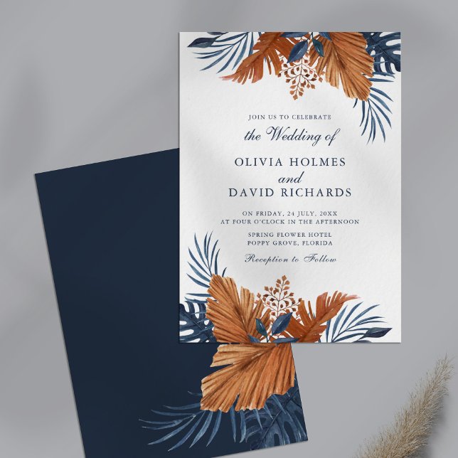 Invitation de mariage Monstera bleu de minuit (Midnight Blue Monstera Wedding Invitation on a table.)