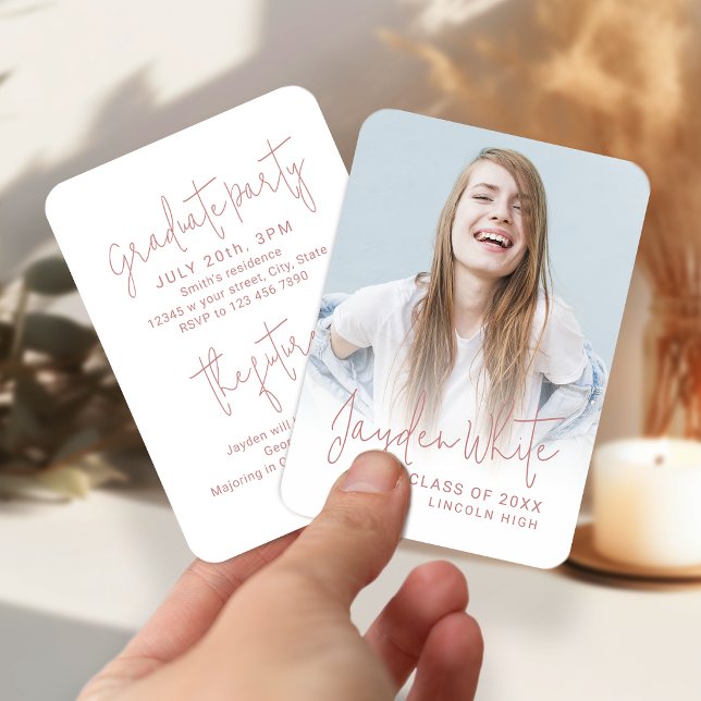 Invitation de remise de diplômes avec photo de sty (Pink Mini Modern Script Photo Graduation Invite)